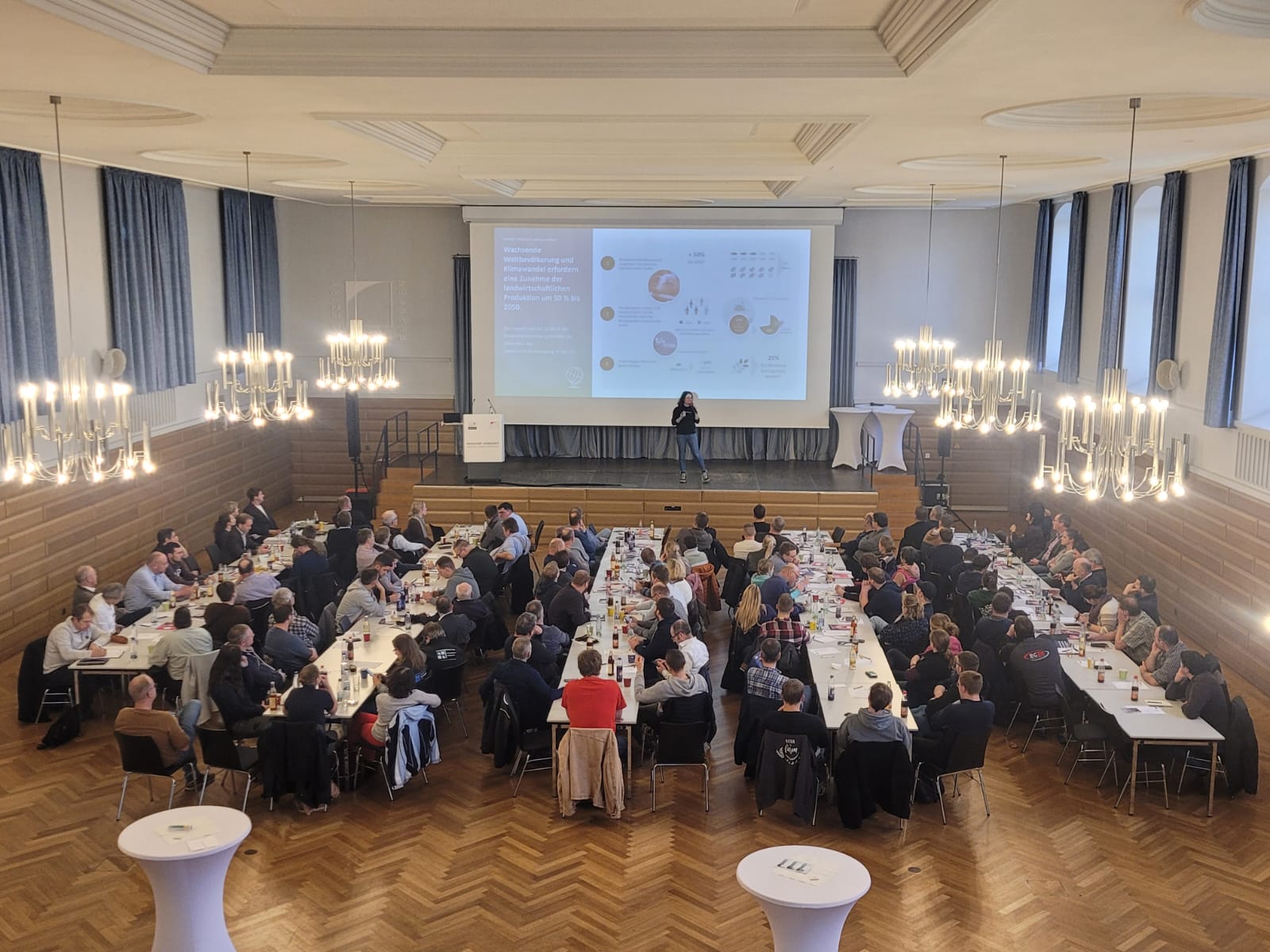 Blick auf den Versammlungsraum mit Teilnehmenden